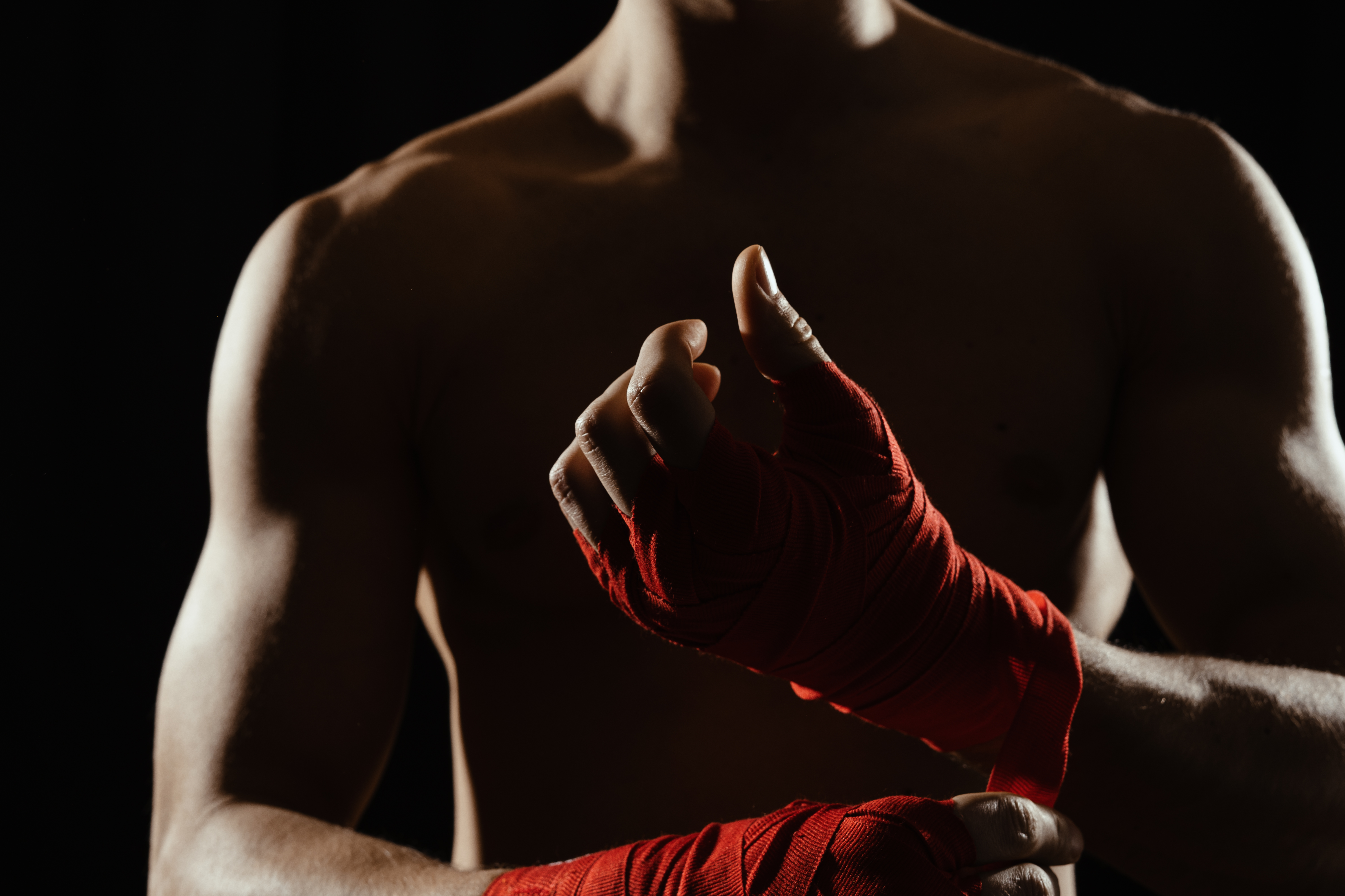 Boxeador vendándose las manos
